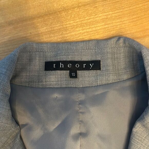 Theory Light Gray Structured Blazer with Notched Lapels and Fitted Silhouette - Picture 2 of 9